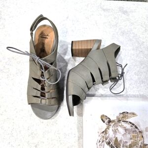 🐢 Clarks Banoy Waneta Lace up Heel Dress Sandal Size 9 Sage Nubuck